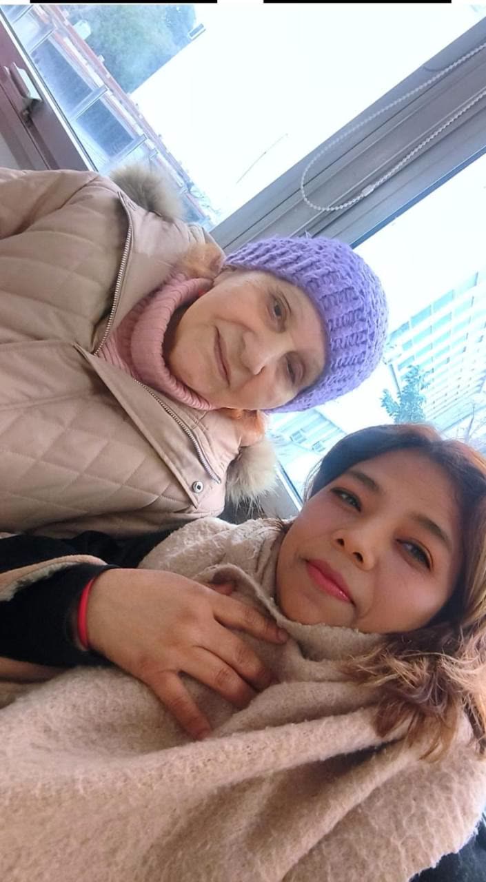 Acompañante junto a una mujer mayor